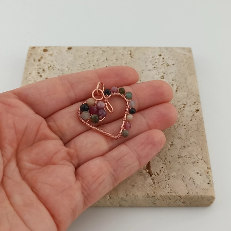 Zawieszka wisiorek serce z miedzi i kamieni naturalnych turmalin kolorowy w technice wire wrapping