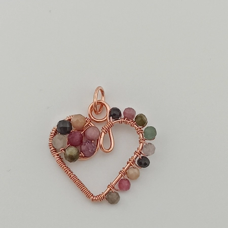 Zawieszka wisiorek serce z miedzi i kamieni naturalnych turmalin kolorowy w technice wire wrapping