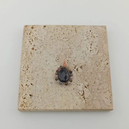 Zawieszka wisiorek miedź kamienie naturalne turmalin kolorowy i onyks w technice wire wrapping