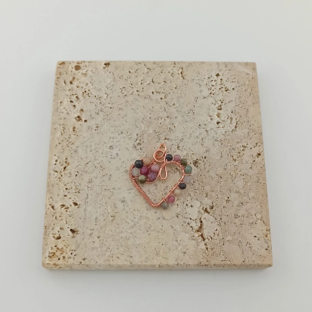 Zawieszka wisiorek serce z miedzi i kamieni naturalnych turmalin kolorowy w technice wire wrapping