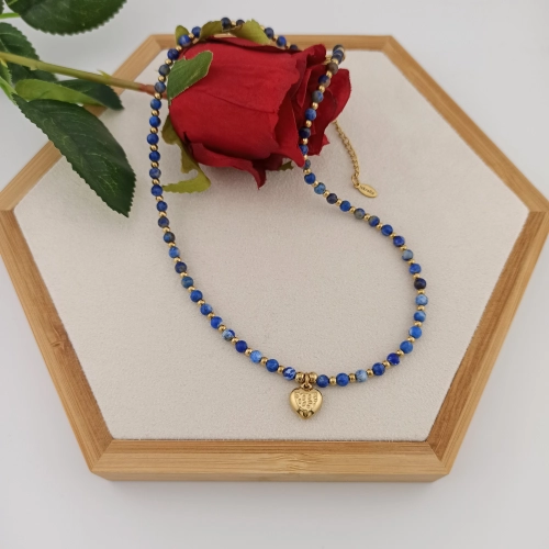 Naszyjnik z kamieni naturalnych lapis lazuli z serduszkiem ze stali chirurgicznej