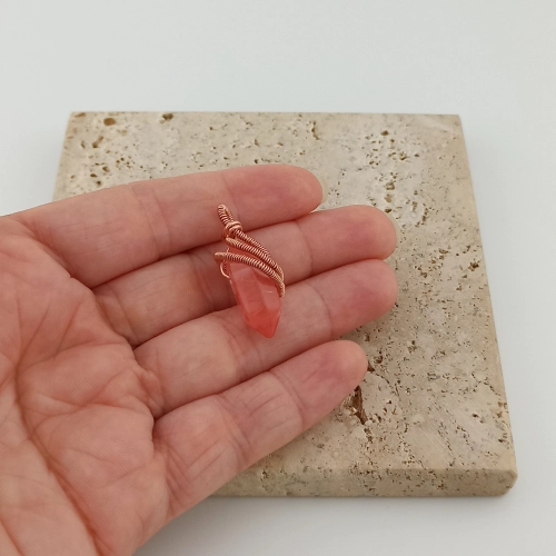 Zawieszka wisiorek z miedzi i kamieni naturalnych kwarc malinowy w technice wire wrapping Zawieszka wisiorek z miedzi i kamieni naturalnych kwarc malinowy w technice wire wrapping
